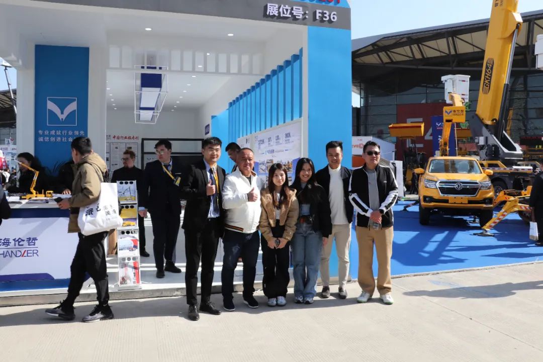 图//宝马展会上与外国客户合照