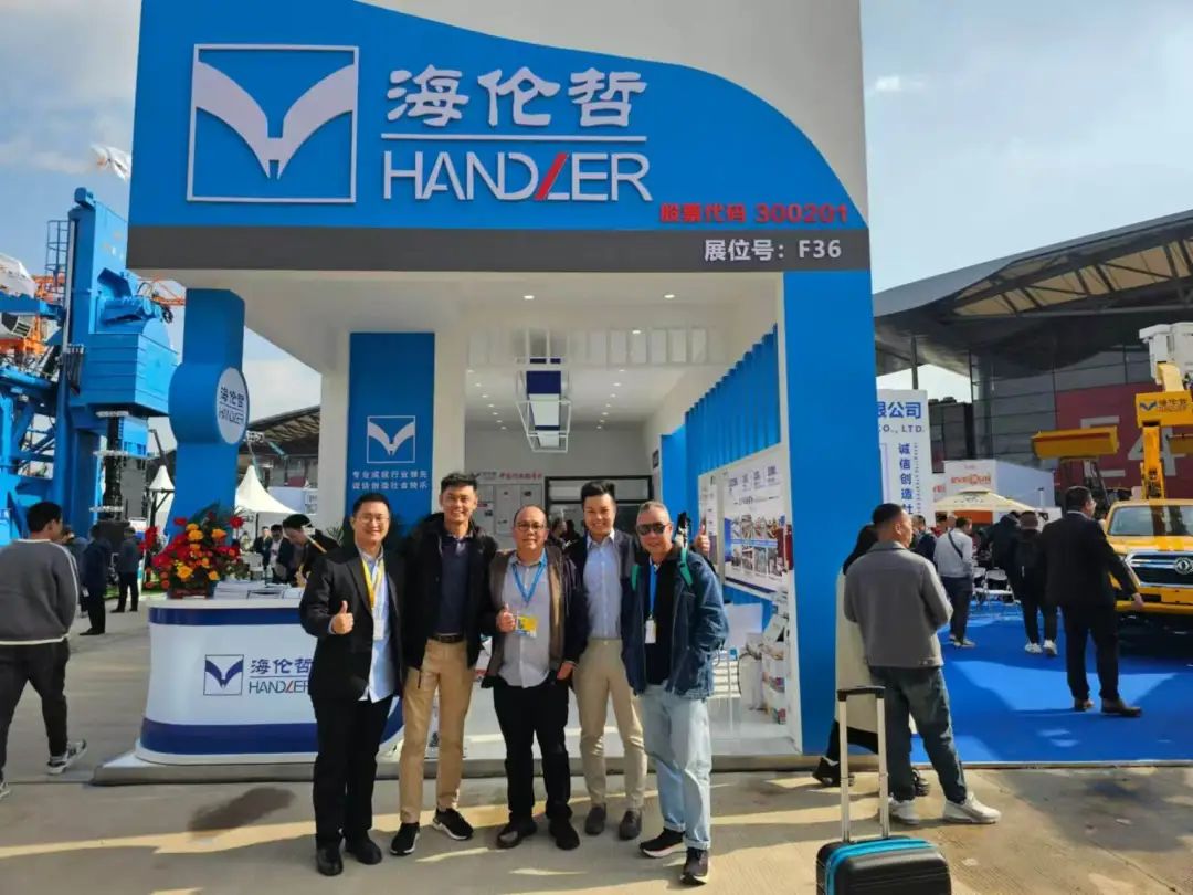 图//宝马展会上与外国客户合照