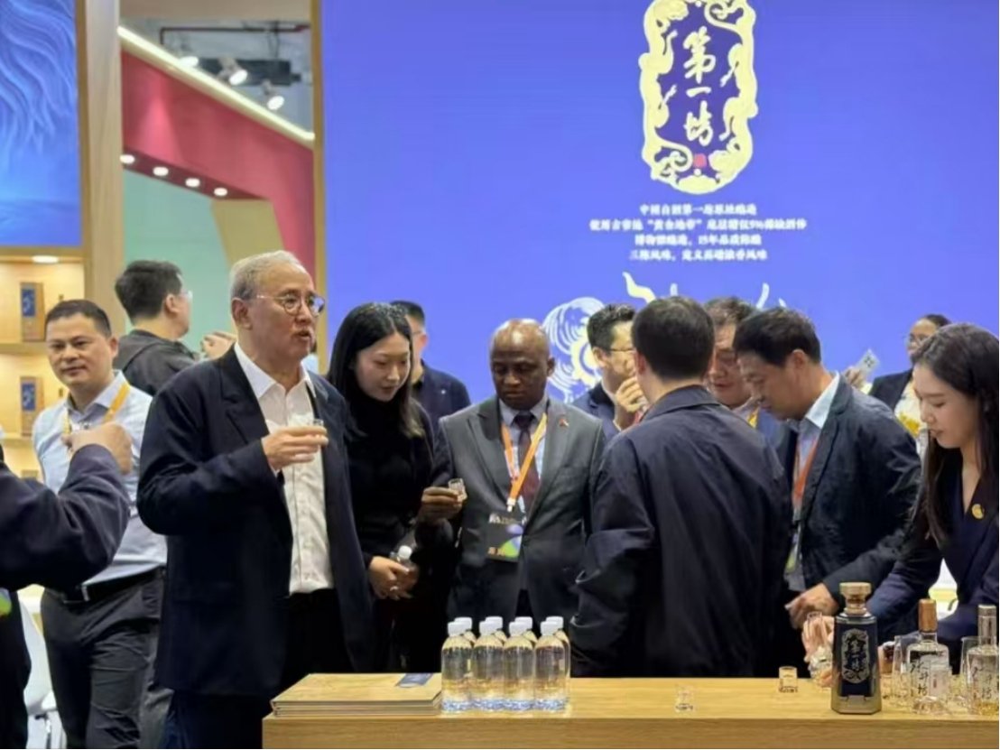 “中国名酒成就展”活动现场,嘉宾品鉴“第一坊”