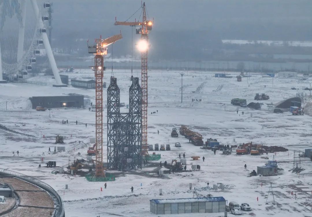 2024年11月26日,哈尔滨,寒潮降临,备受关注的第二十六届哈尔滨冰雪大世界的储冰场开始出冰 图片来源:视觉中国