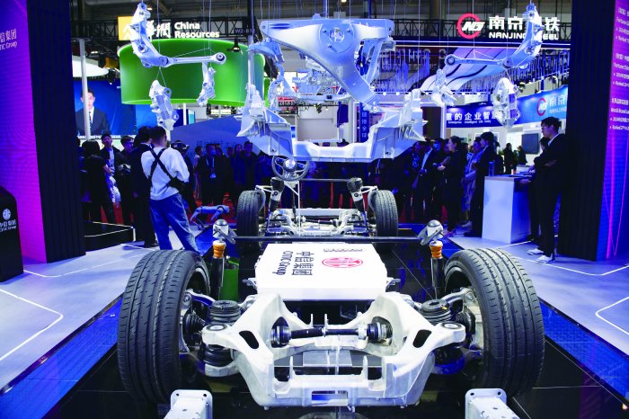 第二届链博会中信集团展台展出的轻量化铝制汽车零部件。新华社图