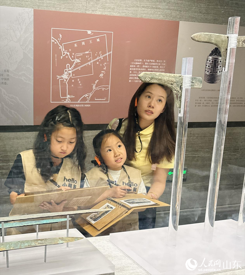 孔子博物馆中,研学师生专心致志。人民网 乔姝摄