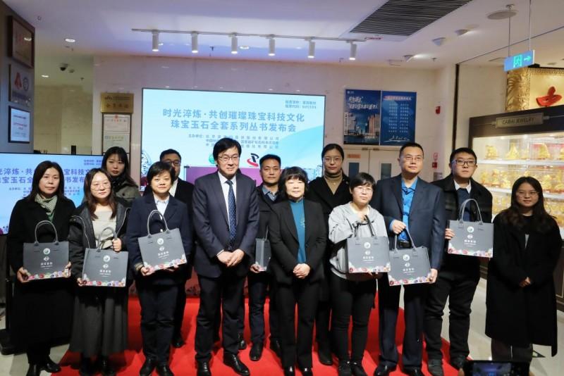 首席作者为读者代表赠书