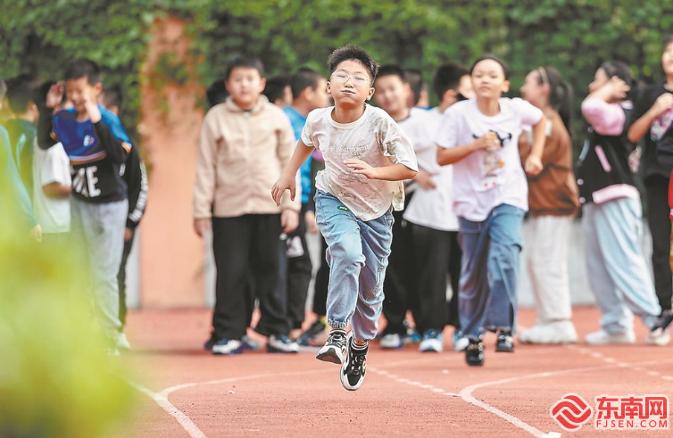 孩子在操場上開展體育鍛鍊。