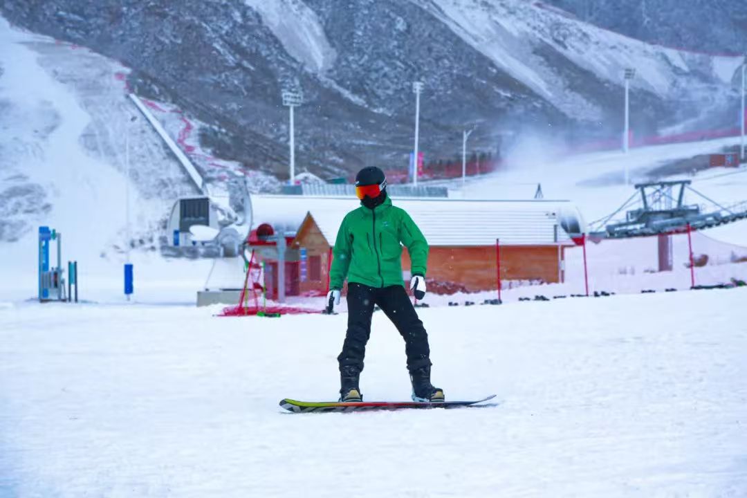 體驗滑雪的大學生。