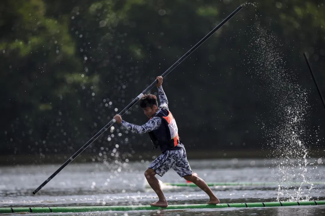 河北隊選手在獨竹漂項目男子組200米直道賽中。