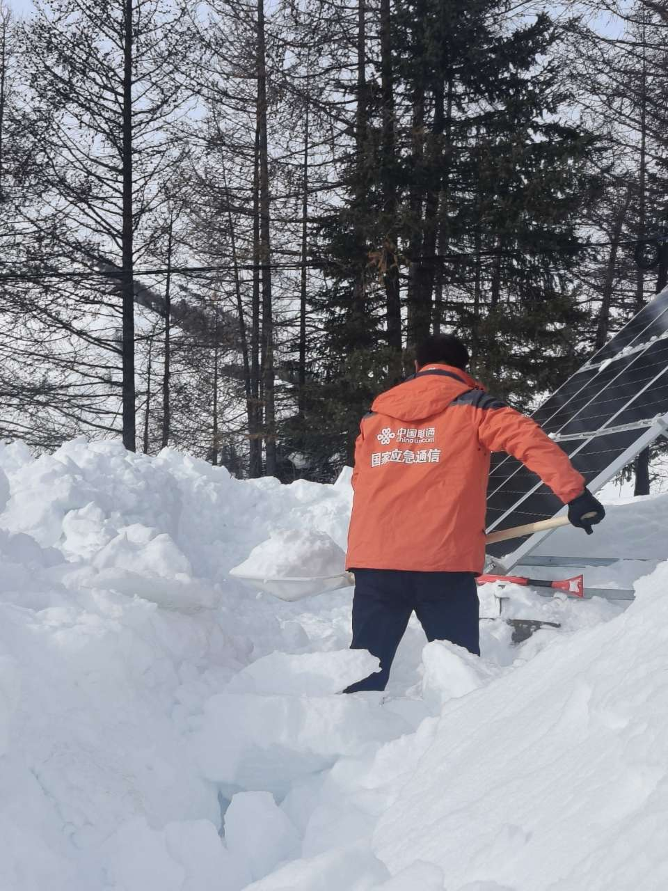 阿勒泰联通网络抢修人员余亮清理太阳能板积雪