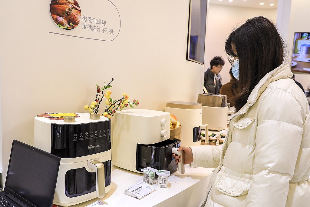 2024中国家电及消费电子博览会上的小熊电器（视觉中国）