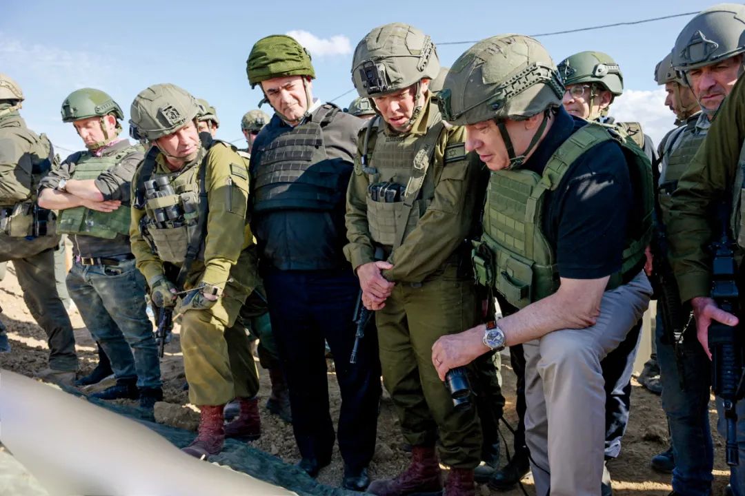 11月19日，加沙地帶中部，以色列總理內塔尼亞胡（右一）訪問內察里姆走廊。圖/視覺中國