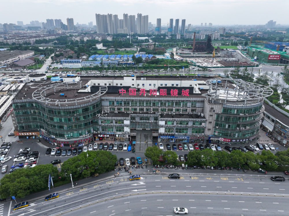 这是中国丹阳眼镜城。新华社记者 李博 摄
