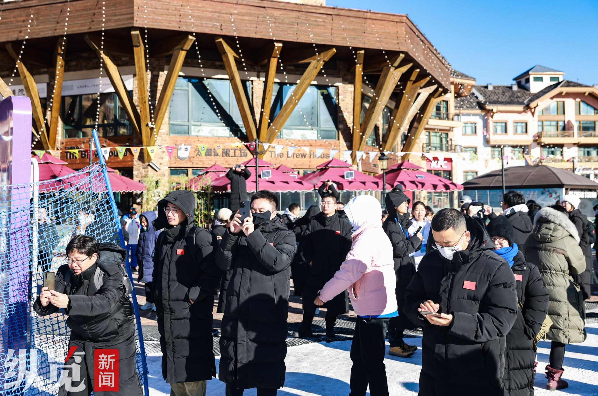 12月9日，嘉賓們在太舞小鎮調研採訪。河北日報記者 耿輝、李東宇/攝