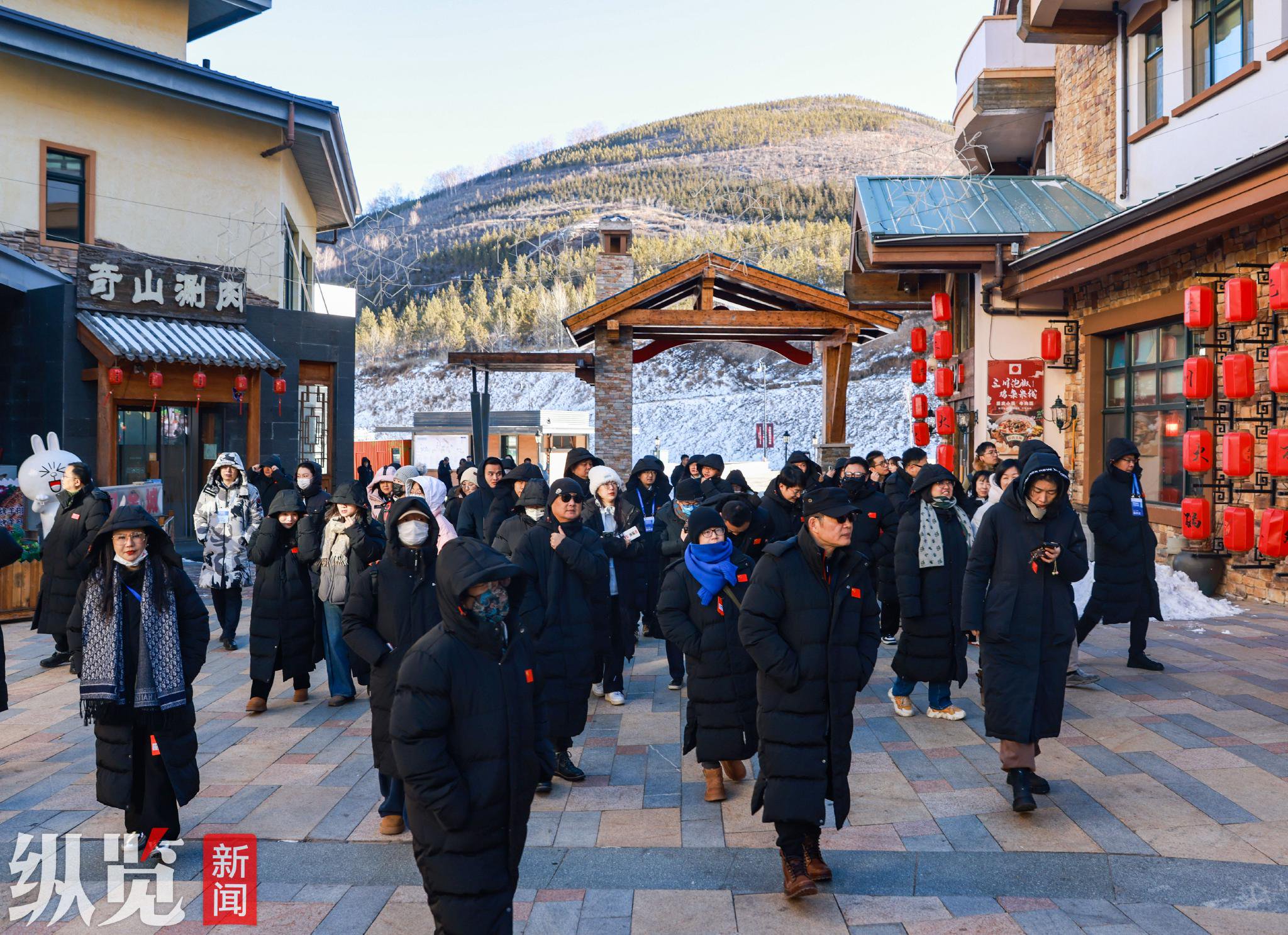 12月9日，嘉賓們在太舞小鎮調研參觀。河北日報記者 耿輝、李東宇/攝