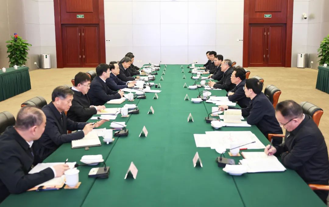 自治区党委和政府与国家铁路集团举行工作会谈。