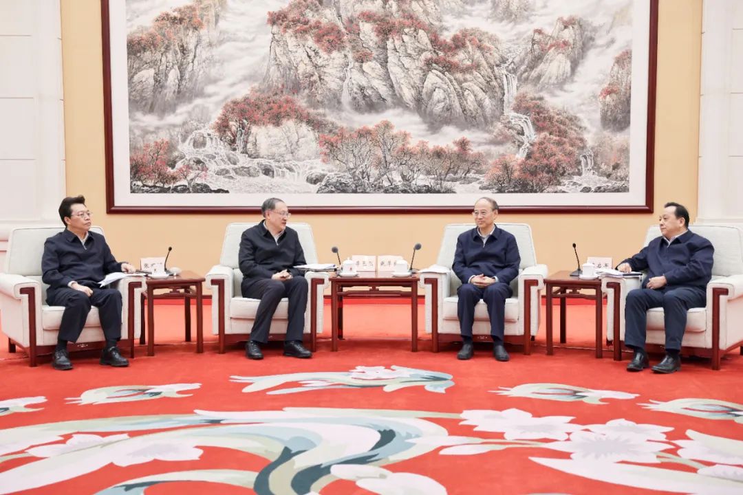 自治区党委和政府与中国石油天然气集团举行工作会谈。