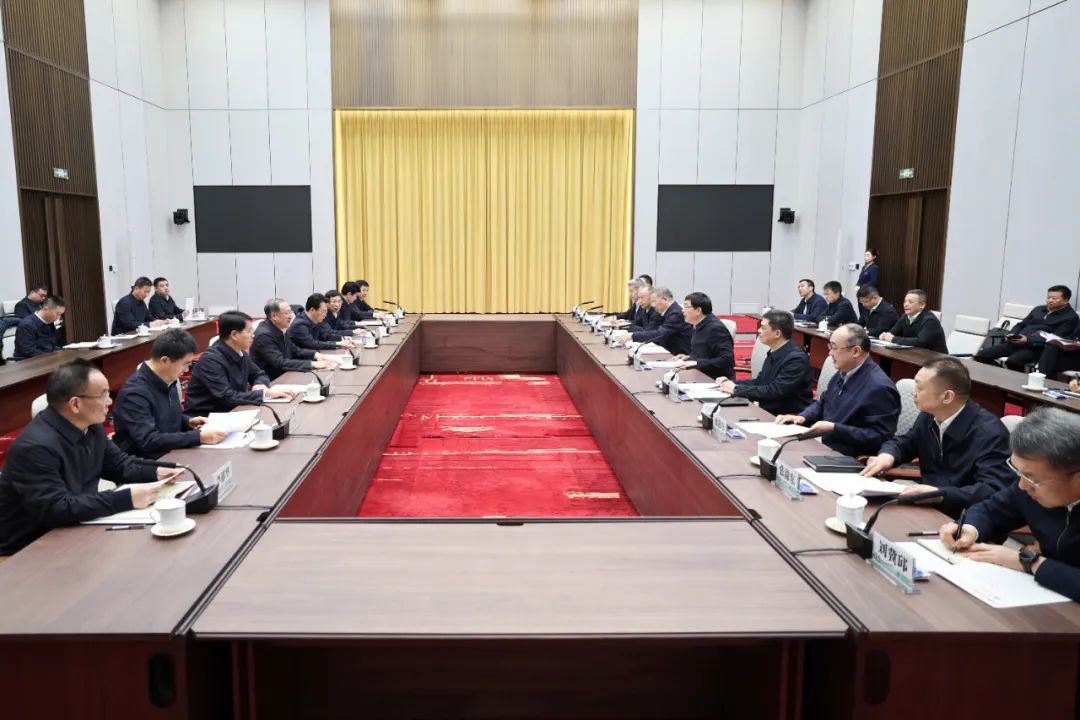 自治区党委和政府与国家电网公司举行工作会谈。