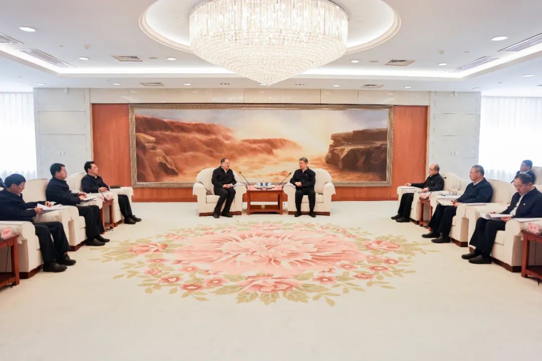 自治区党委和政府与中国石油化工集团举行工作会谈。