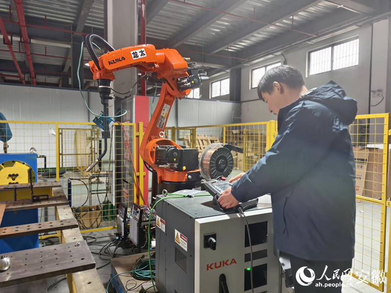 安徽龍太電氣獨立研發的焊切割機器人應用工藝。人民網 陶偉攝