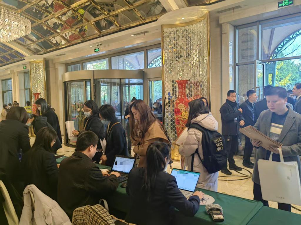 12月12日，第十批國家組織藥品集中帶量採購現場。新華社記者龔雯 攝