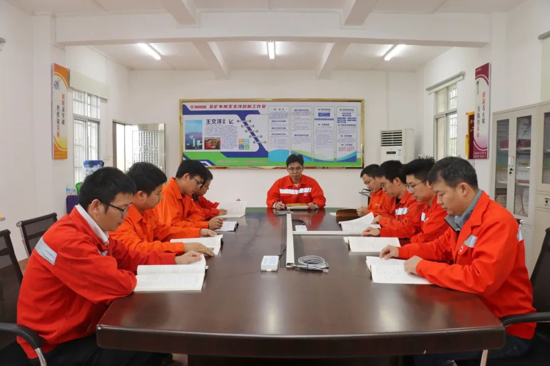 ▲凡口铅锌矿的王文洋劳模和工匠人才创新工作室