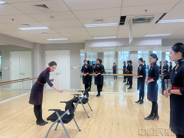 东航亚冬会礼仪志愿者参加培训(东航供图)