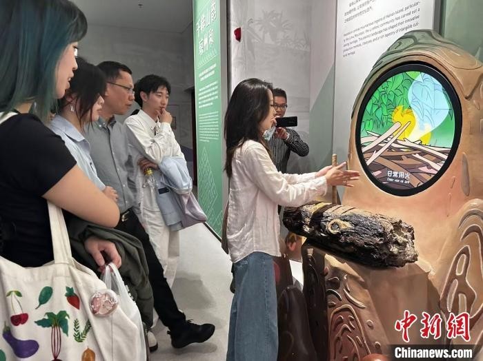 12月11日，澳州華裔青年交流團走進海南省非物質文化遺產展示中心，瞭解黎族鑽木取火技藝。中新網記者 符宇群 攝