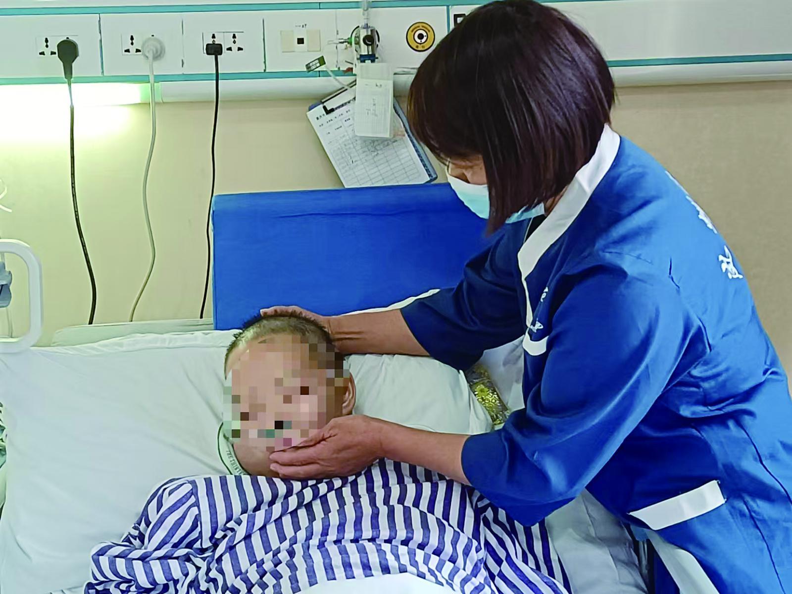 市十三院“无陪护”病房护理员为患者提供生活照护等服务。受访者供图