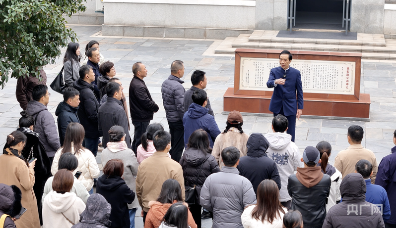 胡昇正在給遊客講解青山生態蝶變的故事（央廣網見習記者丹恩子依 攝）