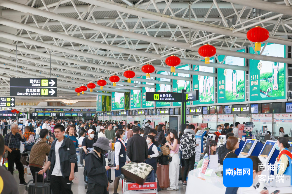 航站楼内络绎不绝的游客。海南机场供图