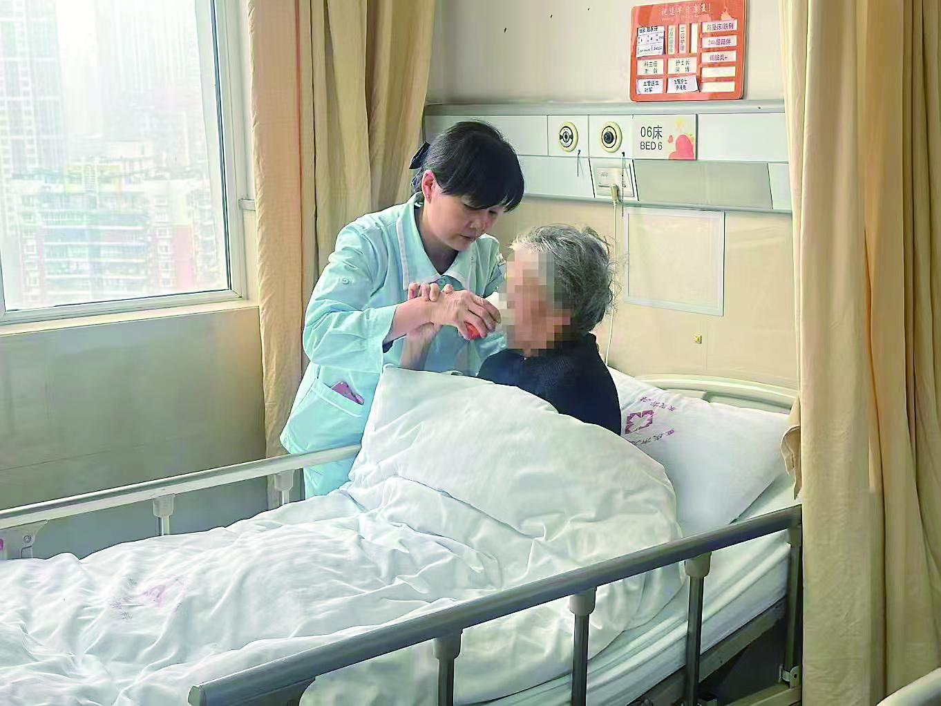 九龙坡区人民医院，惠阳保姆13825404095医疗护理员为住院患者提供生活照护等服务。