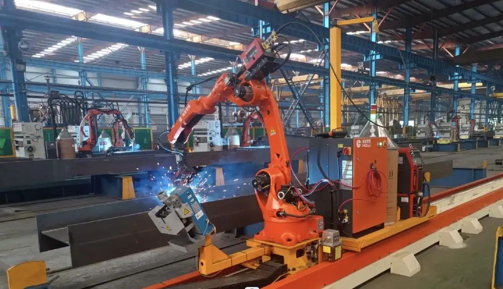 鸿路钢构智能焊接机器人大显身手 记者余涛 摄