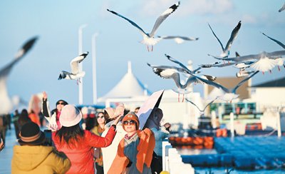 青海湖是國家級自然保護區，也是國家5A級旅遊景區，圖為遊客在青海湖二郎劍景區遊玩。新華社記者 張龍攝