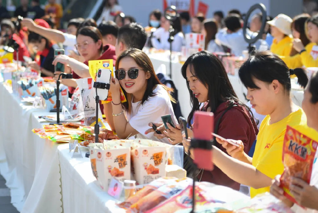 （長沙市黃興廣場，100多家辣條企業(yè)開展直播帶貨。湖南日報記者 辜鵬博 攝）