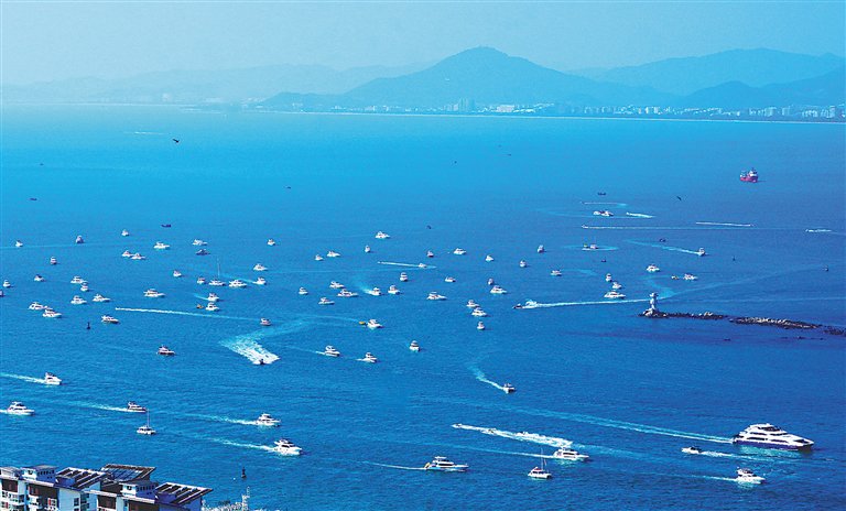 　　日前，在三亚，大批游客乘坐游艇出海观光。 海南日报全媒体记者 王程龙 摄