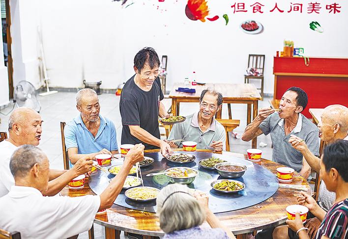 紅安縣柏林寺村幸福食堂，老人們正在進餐。 （湖北日報全媒記者 朱熙勇 攝）