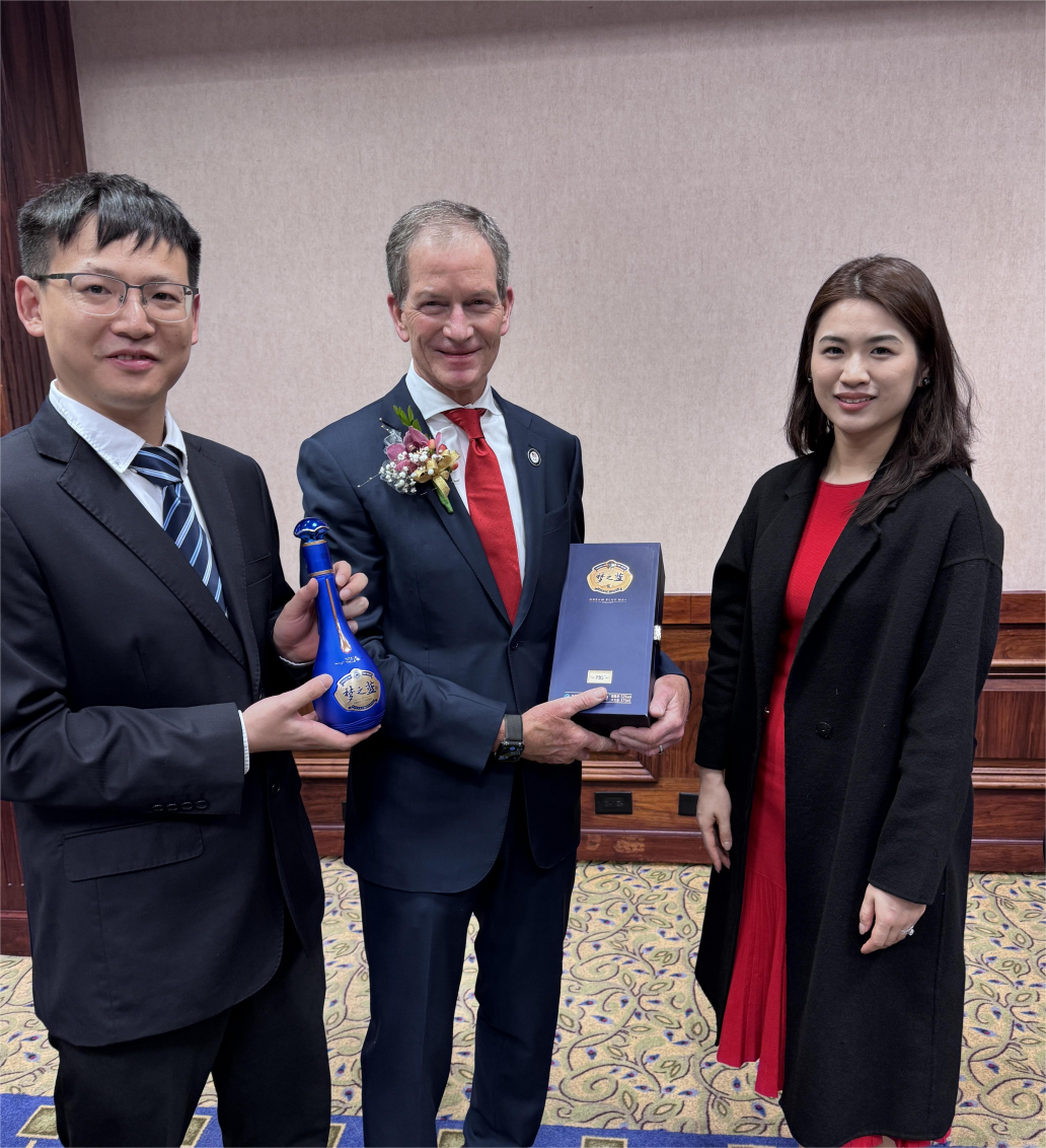 美国奥委会主席Mr.Gene Sykes(中)