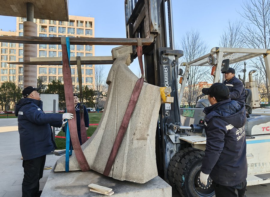 中国外运艺术品物流团队精密操作叉车摆放钱绍武雕塑作品“嫘祖像”