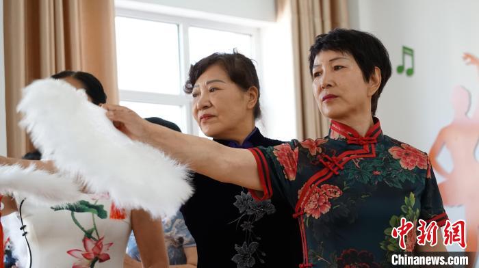 图为金昌市金川区居家养老服务中心老人在跳舞。(资料图) 魏建军 摄