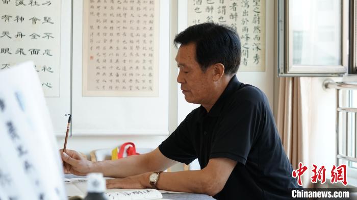 2020年8月17日，金昌市金川区居家养老服务中心老人在写书法。(资料图) 魏建军 摄