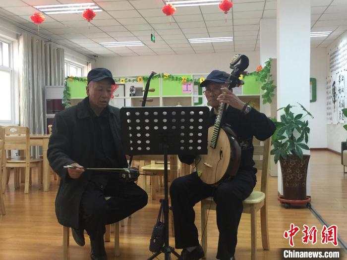 图为兰州市西固区幸福社区老年人在日间照料中心练习演奏。(资料图) 杜萍 摄