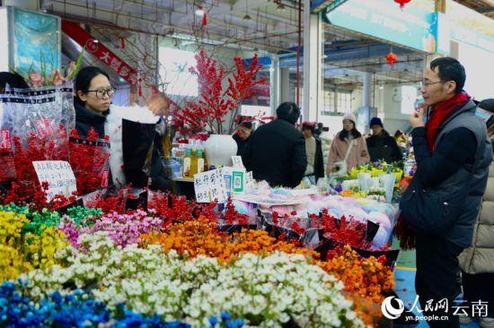 各類色彩鮮豔的花束受到消費者的青睞。人民網 雷霽攝