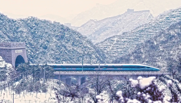 CR400BF—C型列車駛過京張高鐵居庸關隧道。孫立君 攝