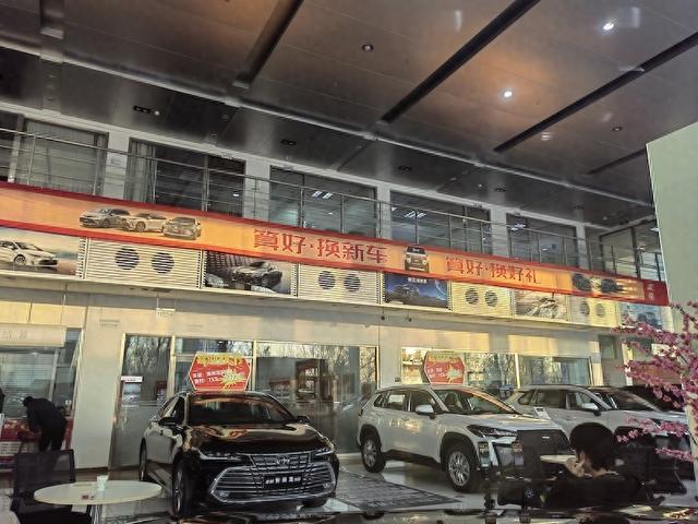 北京一家4S店內多款車型正在降價促銷 圖為記者陳燕南/攝影