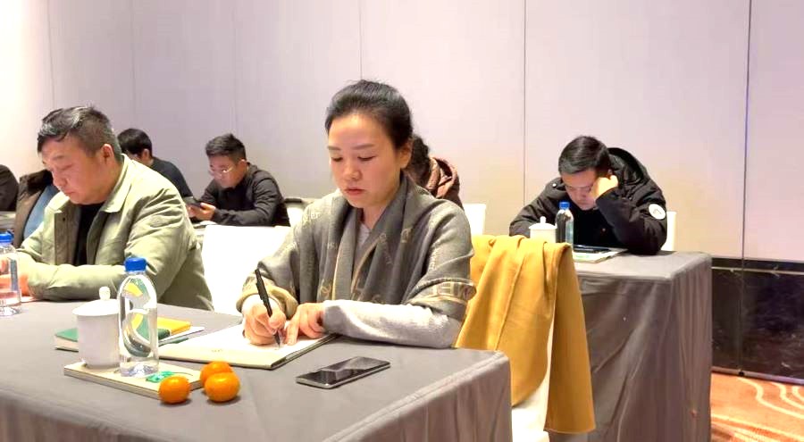 图:燕台山酒庄总经理伍玲艳在会议现场