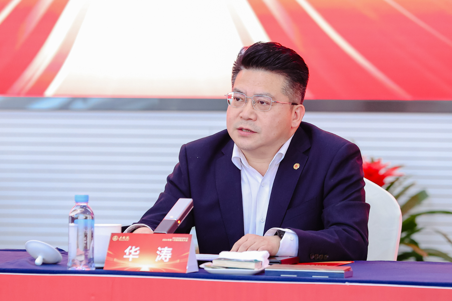 图为五粮液股份公司党委副书记、总经理华涛