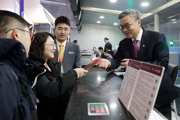 上海机场领导为2024年12月31日晚间最后一个浦东出港航班旅客送上新年问候