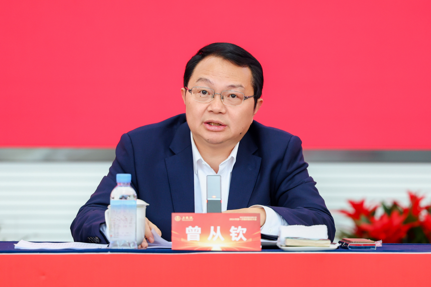 图为五粮液集团(股份)公司党委书记、董事长曾从钦