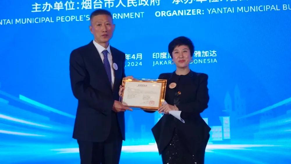 图片张裕公司董事长周洪江先生(左)向PT米来雅印尼公司首席执行官张立霞女士(右)颁发印尼总经销授权书