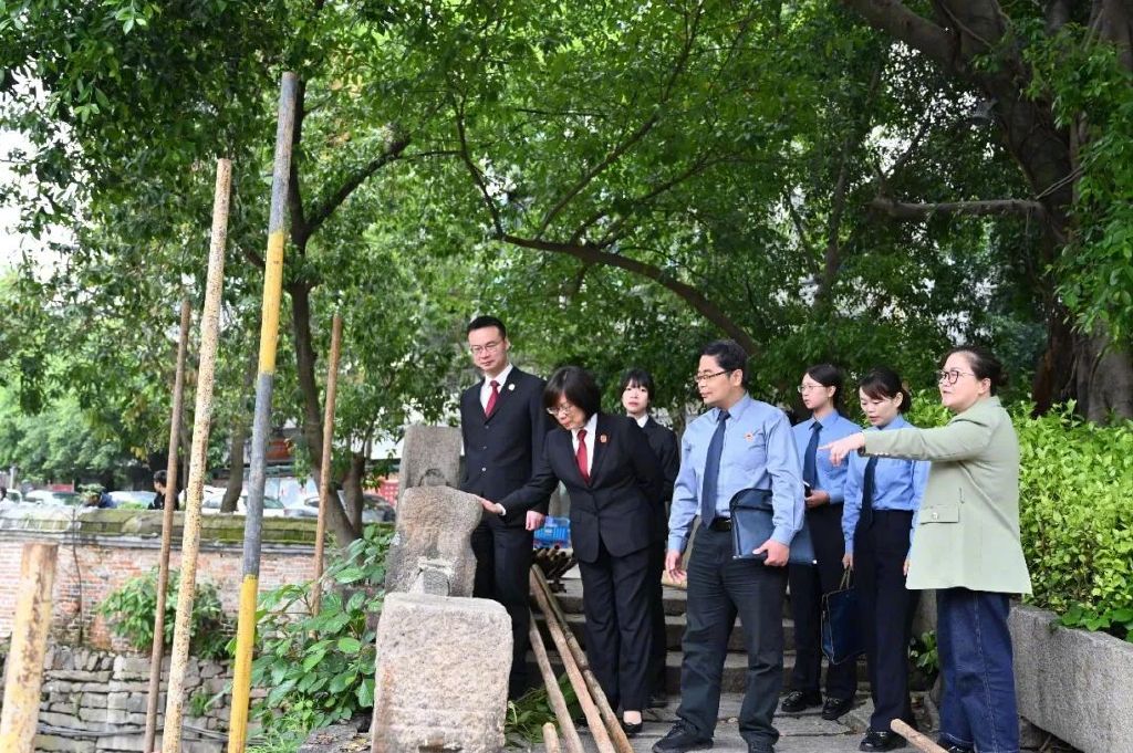 “护厝法官”实地勘察星安桥受损状况