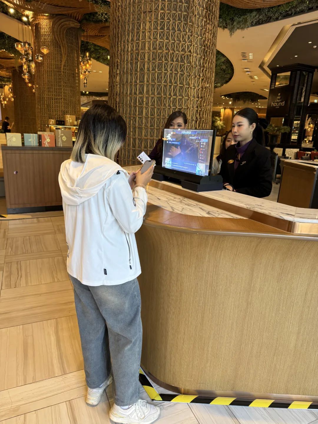 科大讯飞多语种AI透明屏在Siam Paragon重点商铺区域提供服务