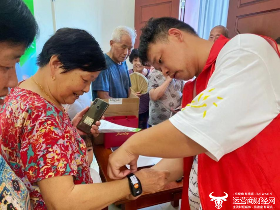 老人们体验智能手环监测建康